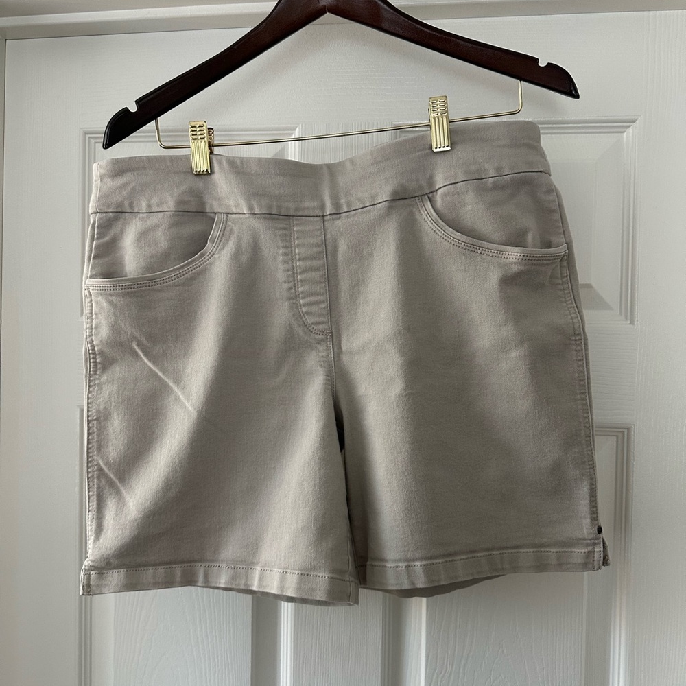 Women's Liz Claiborne tan elastic waist shorts